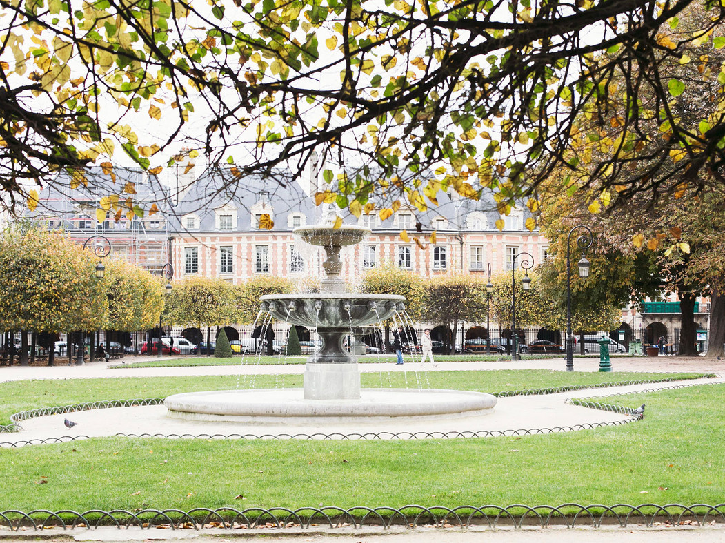 547f7ff4b6e03e8c2d0c9752_place-des-vosges-paris-france