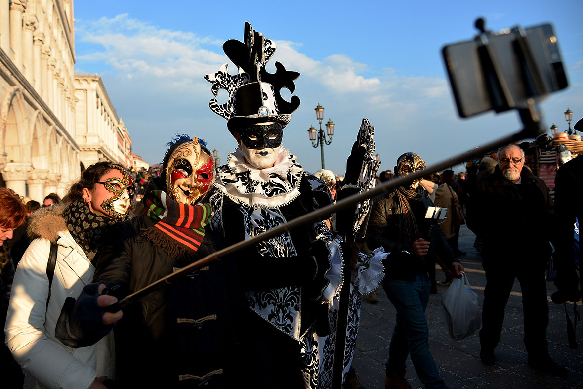 venice-carnival-2015-selfie-stick