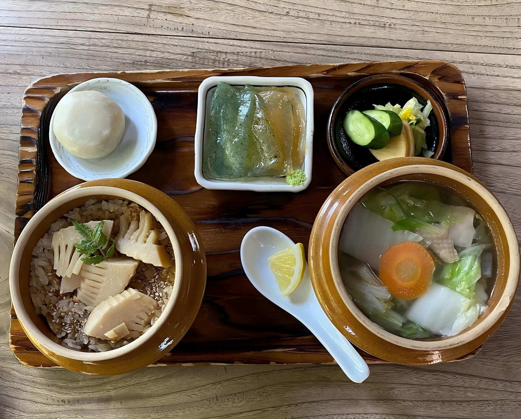 特色釜饭料理