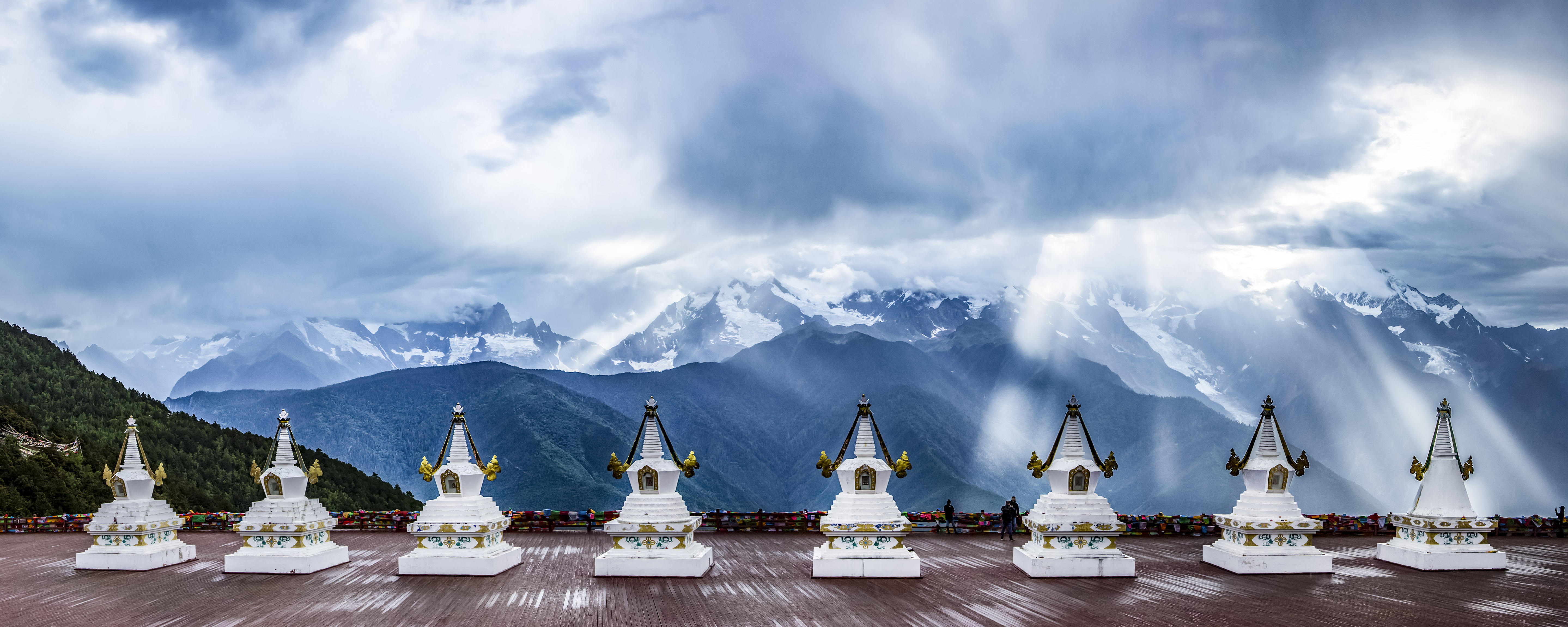 「圣域香巴拉」香格里拉梅里6天5晚雪山禅心之旅——松赞林寺高僧诵经祈福 | 白马雪山徒步跨越生态带 | 180°梅里雪山环景美宿 | 探访仙鹤湖畔之寺 | 秘境峡谷野餐 | 季节限定菌子采摘 | 斑斓风物手作 · 2