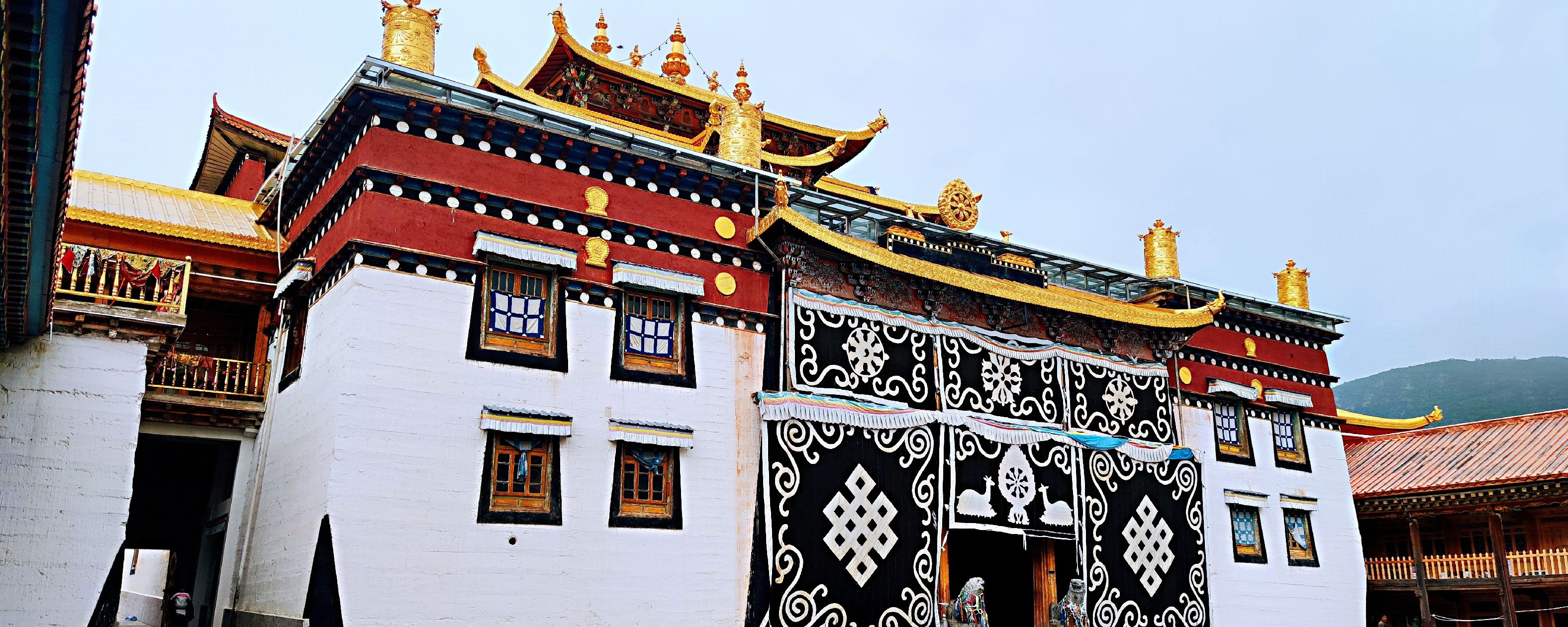「叩问神隐之门」云南香格里拉雨崩7天6晚转山之旅——雨崩全新美宿 | 徒步神瀑礼赞 | 阿布吉措秘境 | 专业登山向导陪同 | 寻访藏式天主奇迹 | 松赞系列酒店 | 英迪格俯瞰月光城 · 5